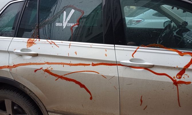 В Туле задержали хулигана, облившего кетчупом машину с надписью «Сила V правде»