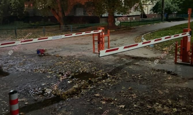 Туляки установили в одном дворе сразу два шлагбаума