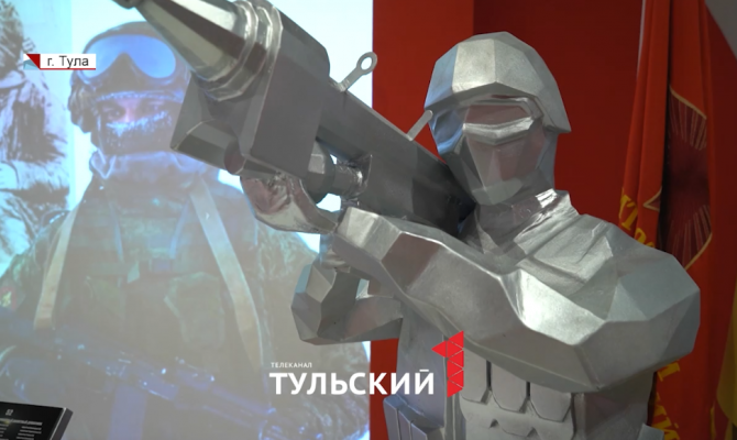 Участники СВО подарили Музею обороны Тулы железный монумент бойца-зенитчика