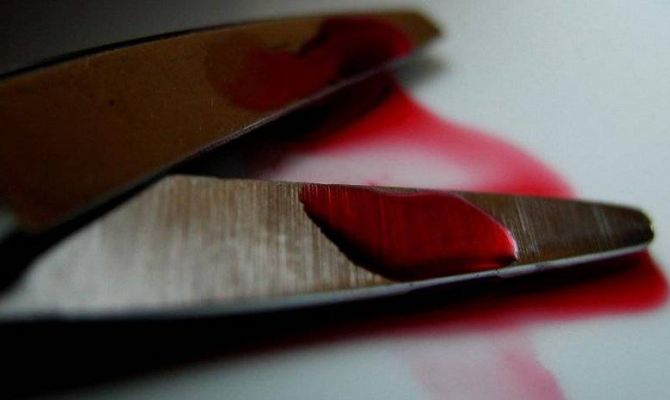 Жительница Суворова заколола знакомого ножом и ножницами