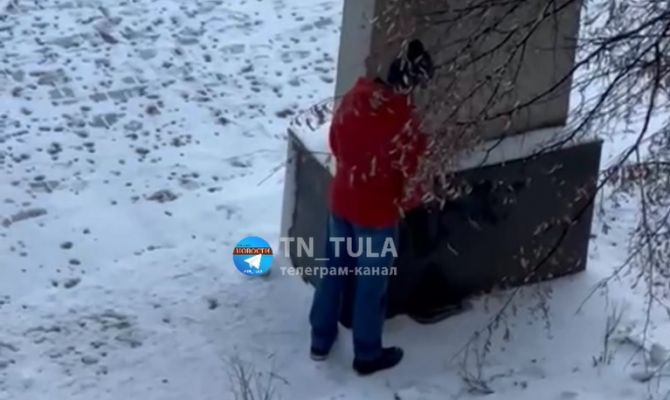 Мужчине, который помочился на стелу в сквере «Тулякам – Героям», назначили наказание