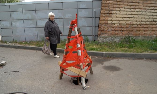 Посреди дороги в Туле появилась 1,5-метровая яма: ее диаметр растет с каждым днем