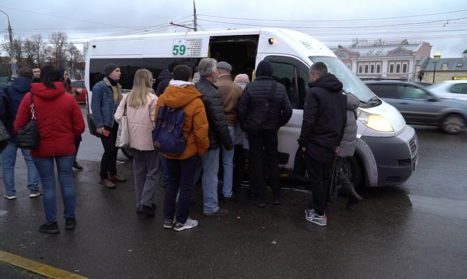 Аншлаг на остановках: туляки пожаловались на работу автобусов