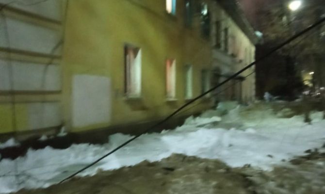 Около магазина "Магнит" в Туле упавшая с крыши глыба задела провода