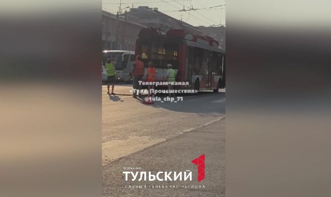 В Туле на улице Советской из-за обрыва провода встал троллейбус
