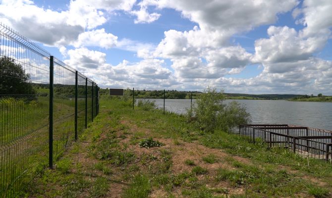 Причиной появления забора на пруду в Бушово стала плотина