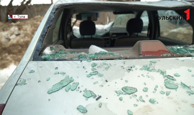В Туле глыба льда с крыши упала на автомобиль: кто должен оплачивать ремонт в такой ситуации