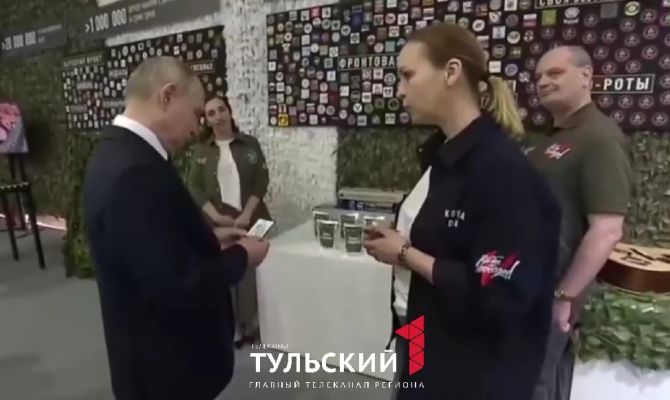 Владимиру Путину показали панно с шевронами тульских мастеров 