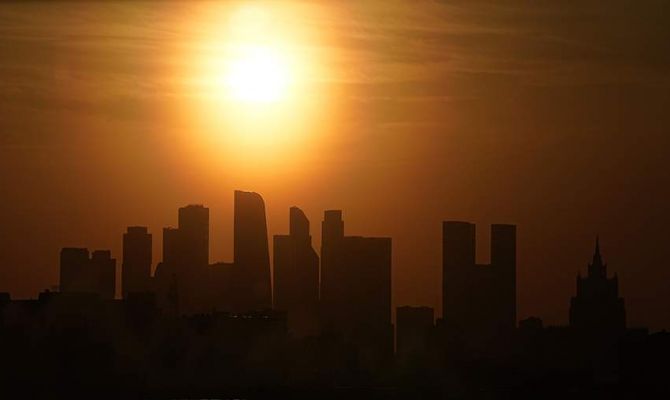 Ученые зафиксировали на солнце серию мощных вспышек