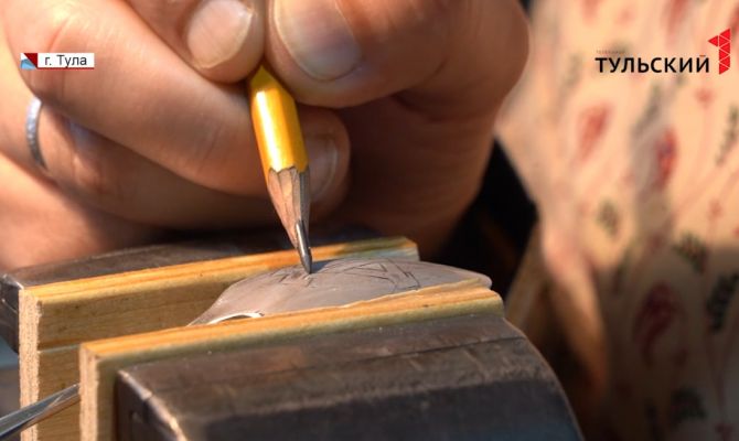Туляк из обычной ложки делает произведения искусства