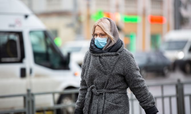 Россиянам не советуют использовать маску в мороз