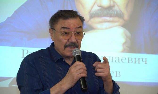 Почему легендарный "В бой идут одни "старики" мог не выйти на экраны: откровение Рустама Сагдуллаева