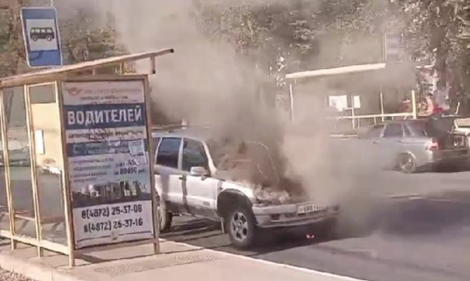 На улице Волкова в Туле загорелась машина