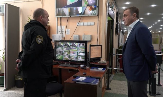 Алексей Дюмин проверил работу системы безопасности пришкольного лагеря в Туле