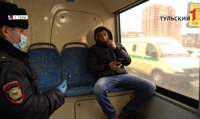 Полицейские продолжают ловить в транспорте нарушителей масочного режима