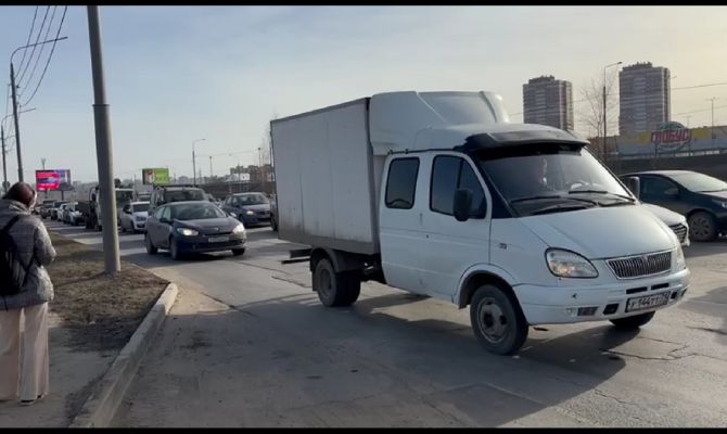 Улица Рязанская в Туле встала в пробке из-за ДТП