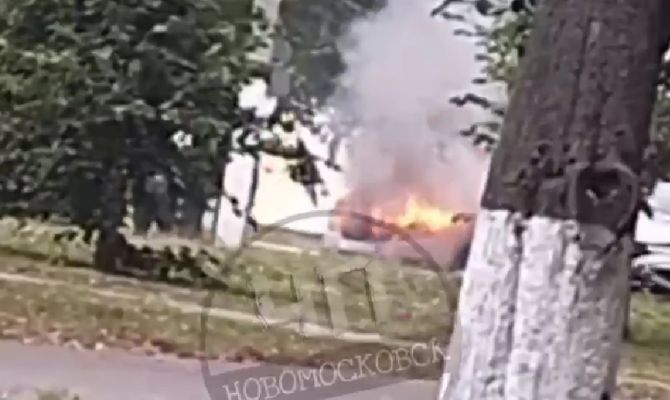 В Новомосковске посреди дороги загорелся "Шевроле Круз"
