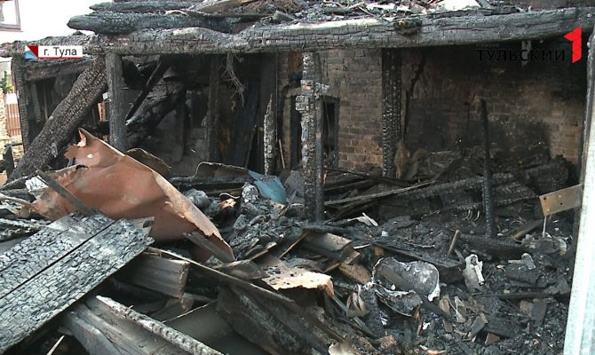 В Туле семья погорельцев просит помощи в разборе завалов