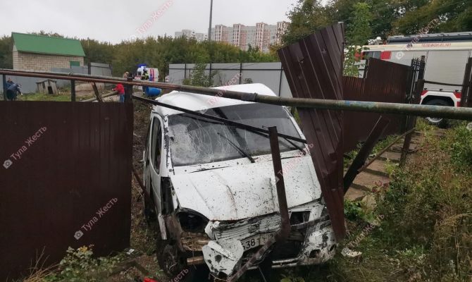 На улице Нижней Упской в Туле «ГАЗель» въехала в забор 
