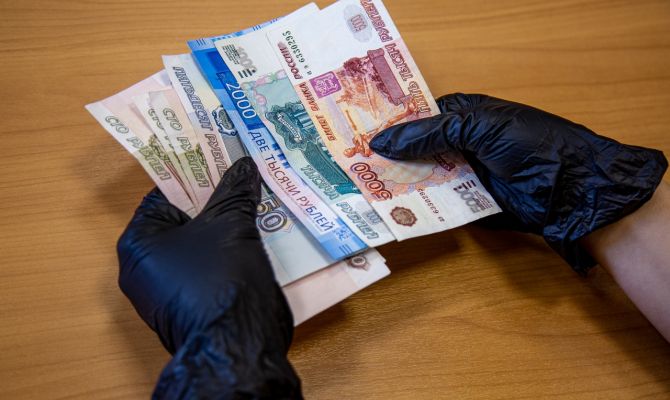Автослесарь из Ефремова отправился на шоппинг с чужой картой