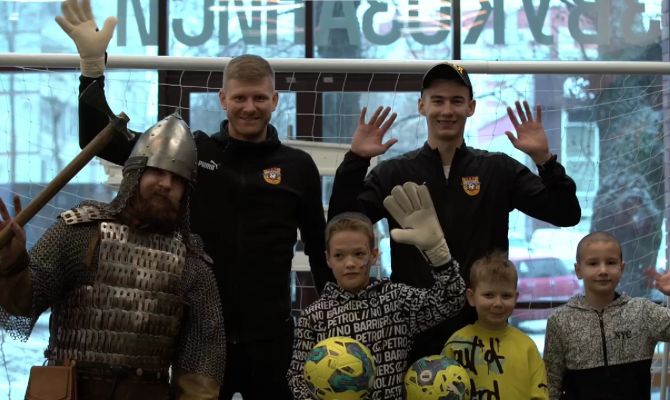 Игроки "Арсенала" провели мастер-классы и вручили подарки юным тулякам