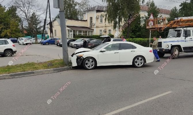 На улице Кирова в Туле иномарка врезалась в столб