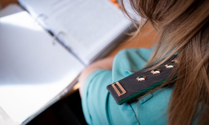 В России судебным приставам могут запретить курить и материться