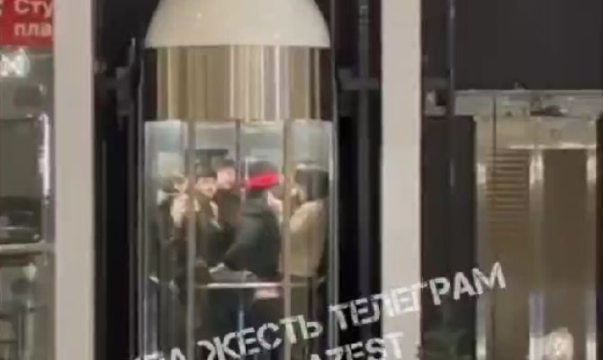Подростки устроили массовую драку в лифте ТРЦ "Гостиный двор" 
