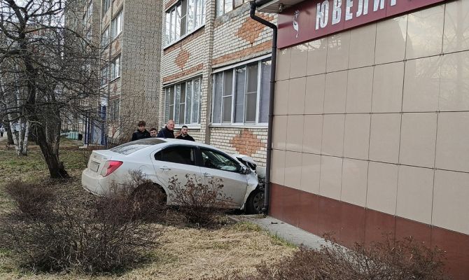 В Алексине водитель иномарки протаранил жилой дом