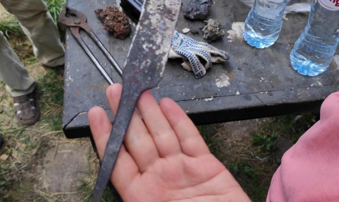 Для музея «Куликово поле» выковали нож из средневековой руды по технологии XIV-XV веков