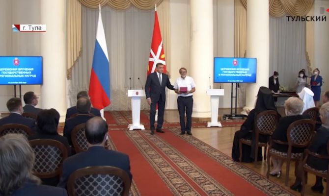 За многолетний опыт и самоотверженный труд: 20 туляков получили награды из рук главы региона