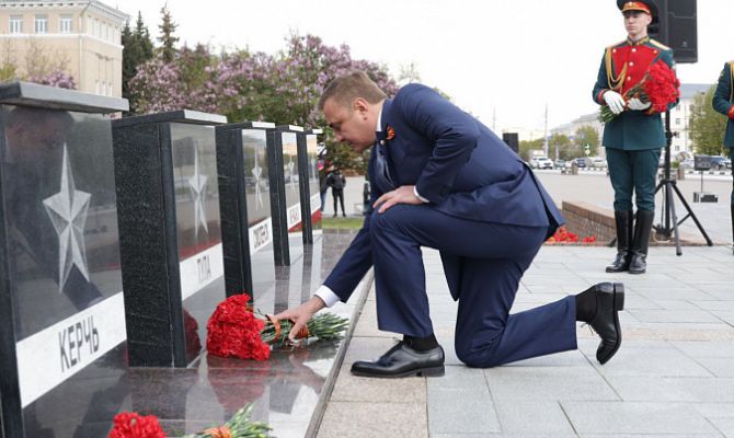 Губернатор Алексей Дюмин возложил цветы на площади Победы в Туле