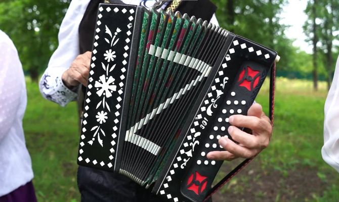 78-летний гармонист из Ясногорска помогает землякам справиться с депрессией