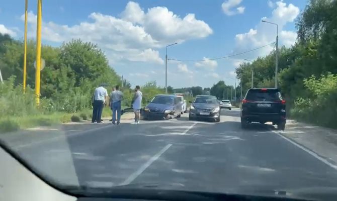 Под Тулой иномарка врезалась в столб и перевернулась