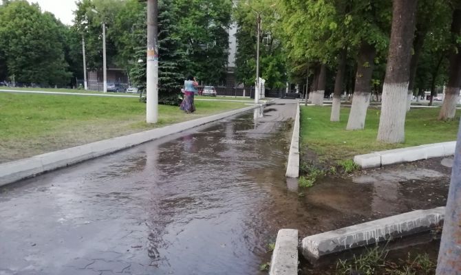 Туляки: газон на проспекте Ленина превратился в болото