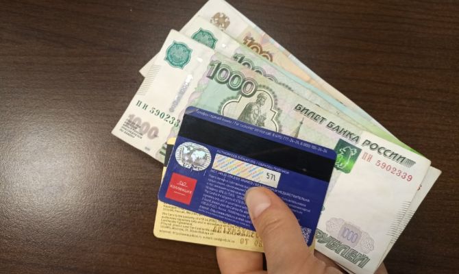 Россиянам стало сложнее получить кредитные карты