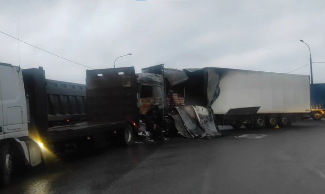Под Киреевском сгоревшая фура простояла посреди дороги почти 3 дня