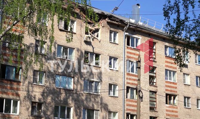 Беспилотник врезался в крышу 5-этажки на улице Металлургов в Туле