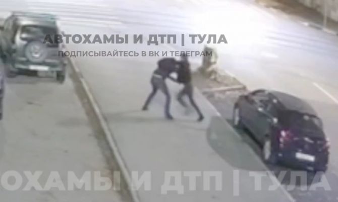 Туляк попытался вскрыть машину, подрался с прохожими и попал на видео