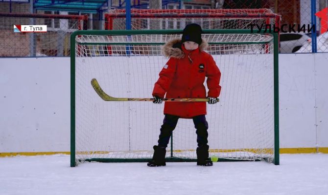«Мама, веди меня на хоккей»: в Туле юный тренер бесплатно обучает детей управлять клюшкой и шайбой