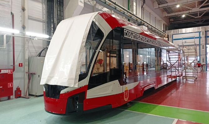 На заводе в Твери собрали новый трамвай "Львенок" для Тулы