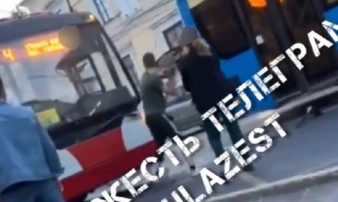 Пьяный туляк распылил перцовый баллончик и разбил стекло в троллейбусе