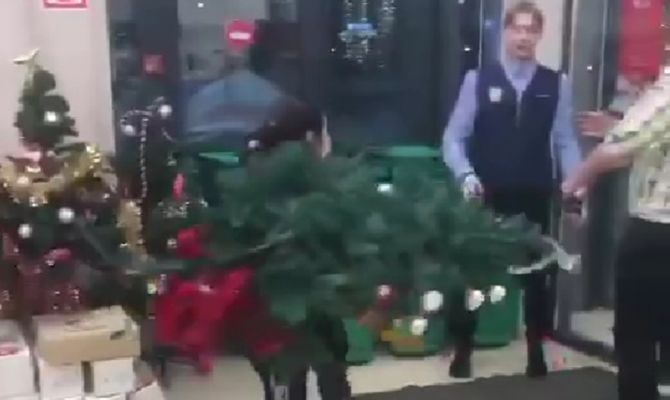 В тульском супермаркете женщина избила сотрудников елкой 