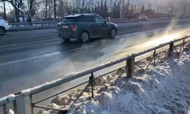 В центре Тулы из-под земли забил фонтан воды