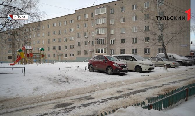 В Туле жители трех многоэтажек не могут поделить территорию под стоянку