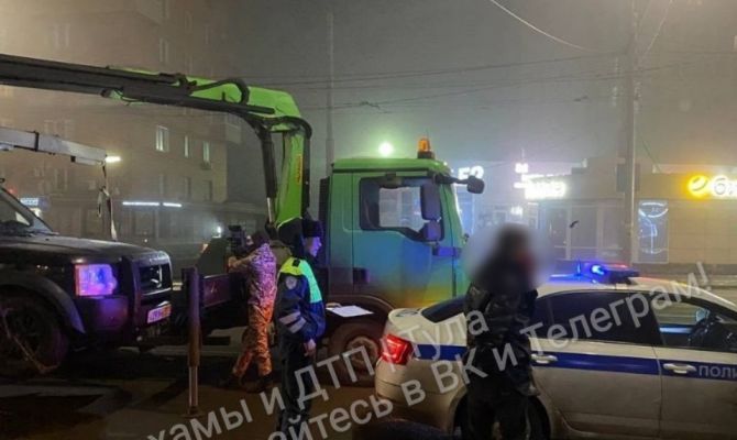 В Туле водитель Land Rover с московскими номерами устроил перепалку с инспекторами ДПС