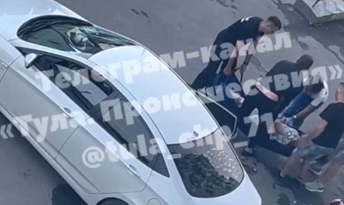 Во дворе по улице Хворостухина в Туле госпитализировали мужчину с ножевым ранением