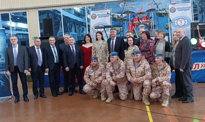 Тульские десантники поздравили оборонщиков с Днем защитника Отечества