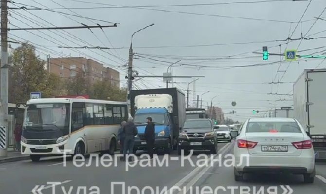 Проспект Ленина встал в огромной пробке из-за ДТП на Зеленстрое