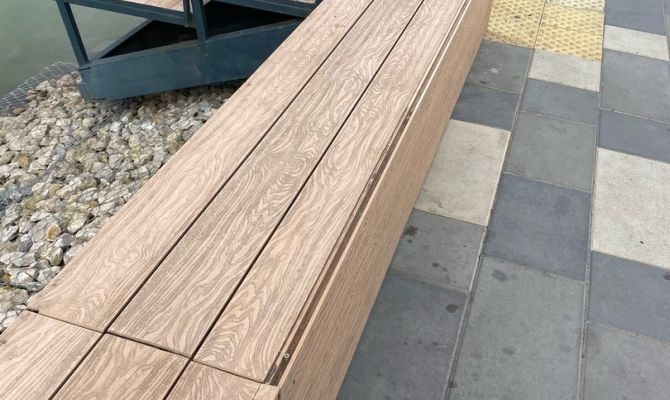 В Узловой начали уничтожать лавочки на набережной Свиридовского пруда